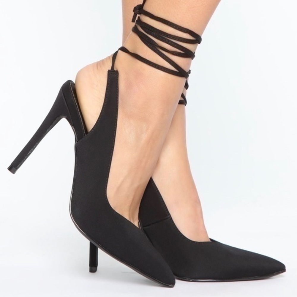 FASHION NOVA BLACK WRAP AROUND PUMPS❗️